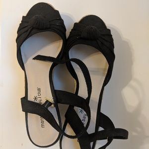 casual open-toe black wedges